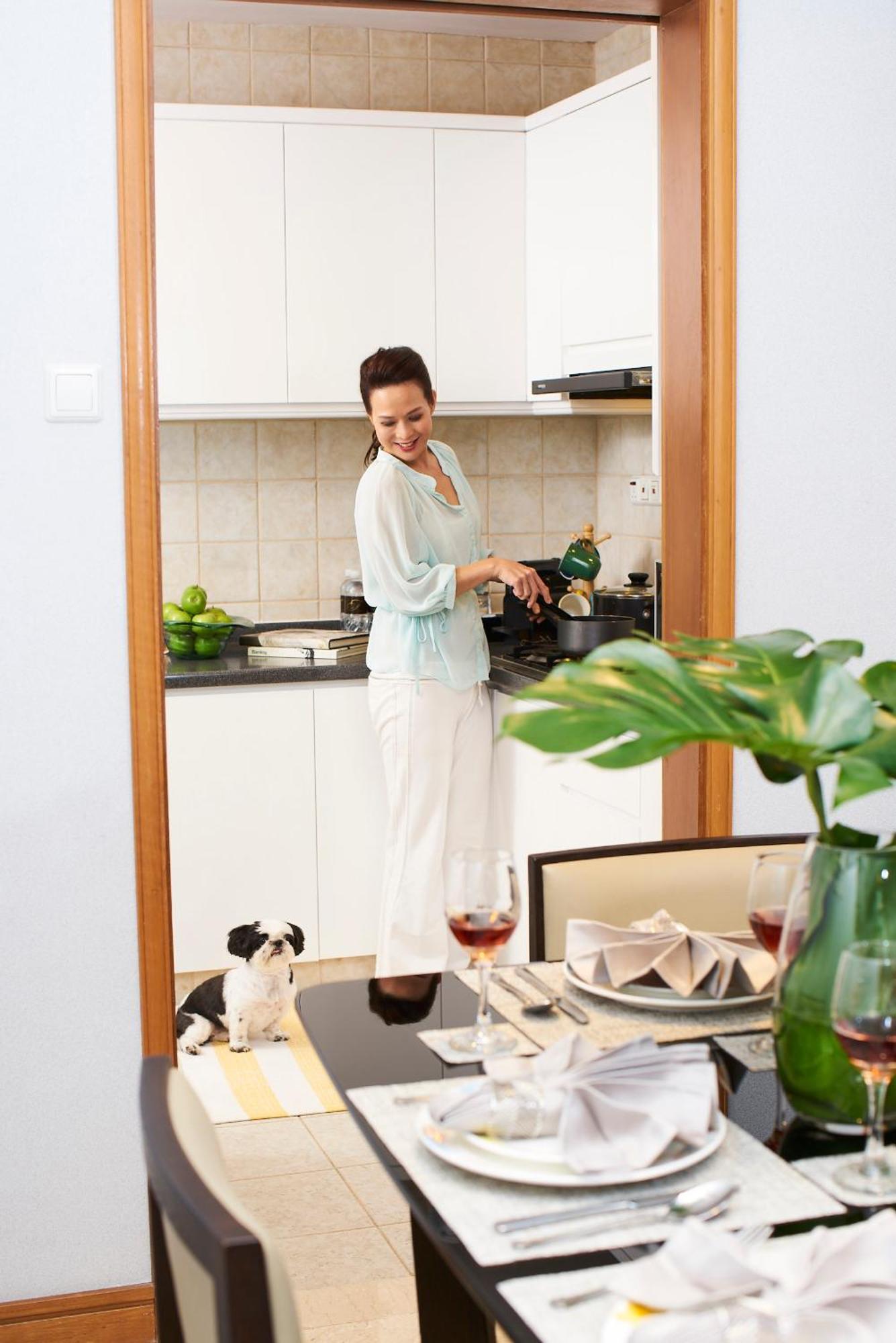 Fraser Place Robertson Walk Singapore Exterior photo A woman cooking